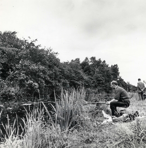 841010 Afbeelding van een sportvisser op een oeverstrook die na de ruilverkaveling Zegveld voor recreatiedoeleinden is ...